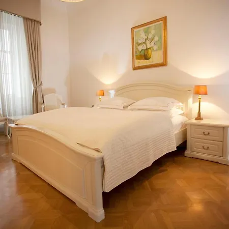 Antiq Palace - Historic Of Europe